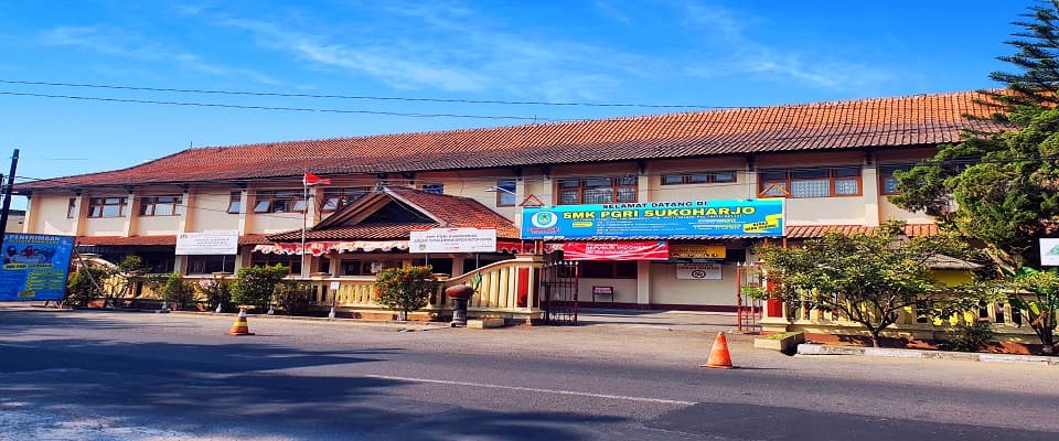 Toploker.com Membawa Semangat Baru ke SMK PGRI Sukoharjo dengan Pengantaran MMT, Poster, dan X-Banner
