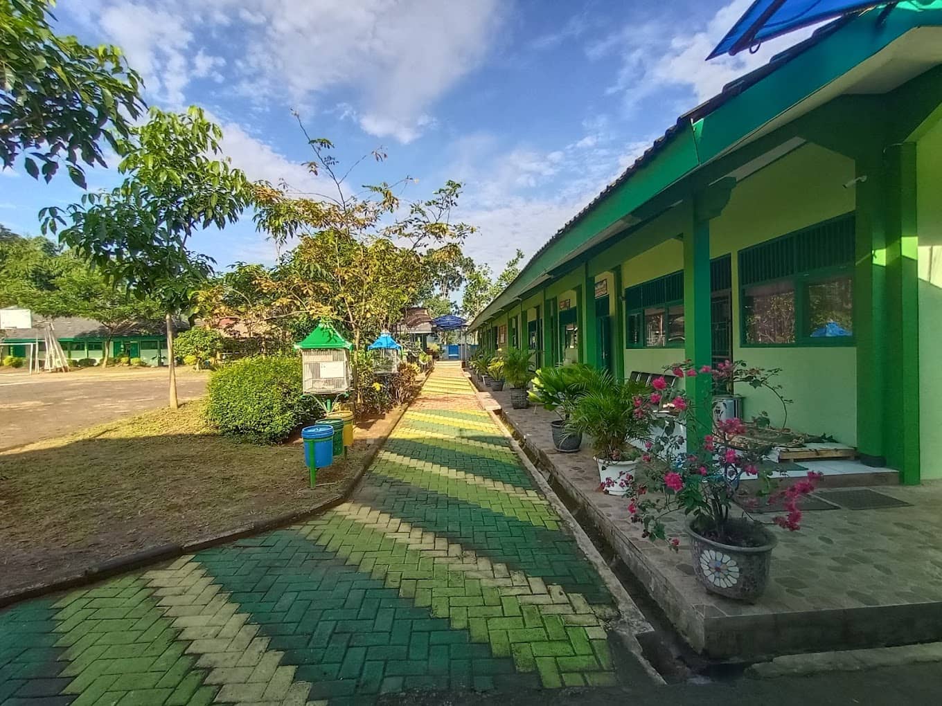 Toploker.com Berkunjung dan Memasang X-Banner di SMA Negeri 1 Tuntang untuk Promosi Karier