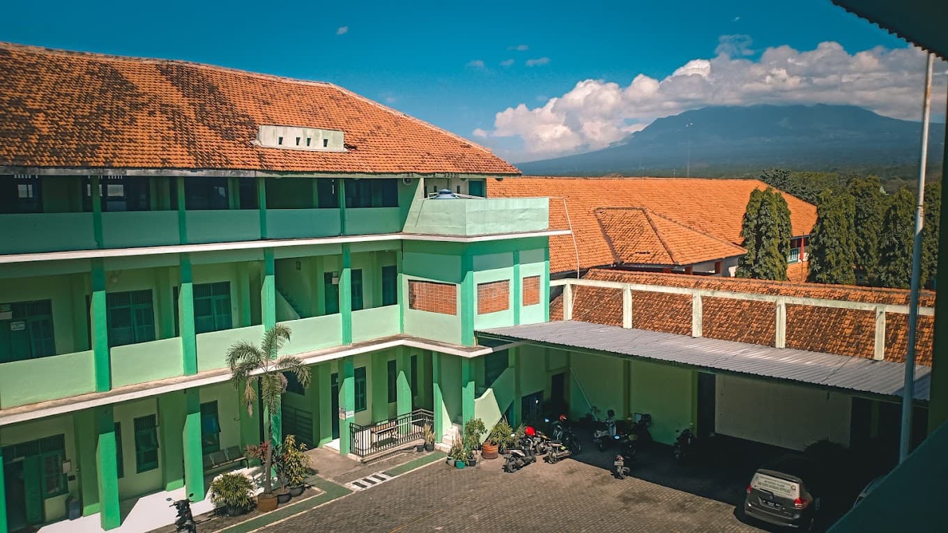 Toploker.com Membawa Informasi Karier ke SMK Karya Nugraha Boyolali melalui Pengantaran X Banner