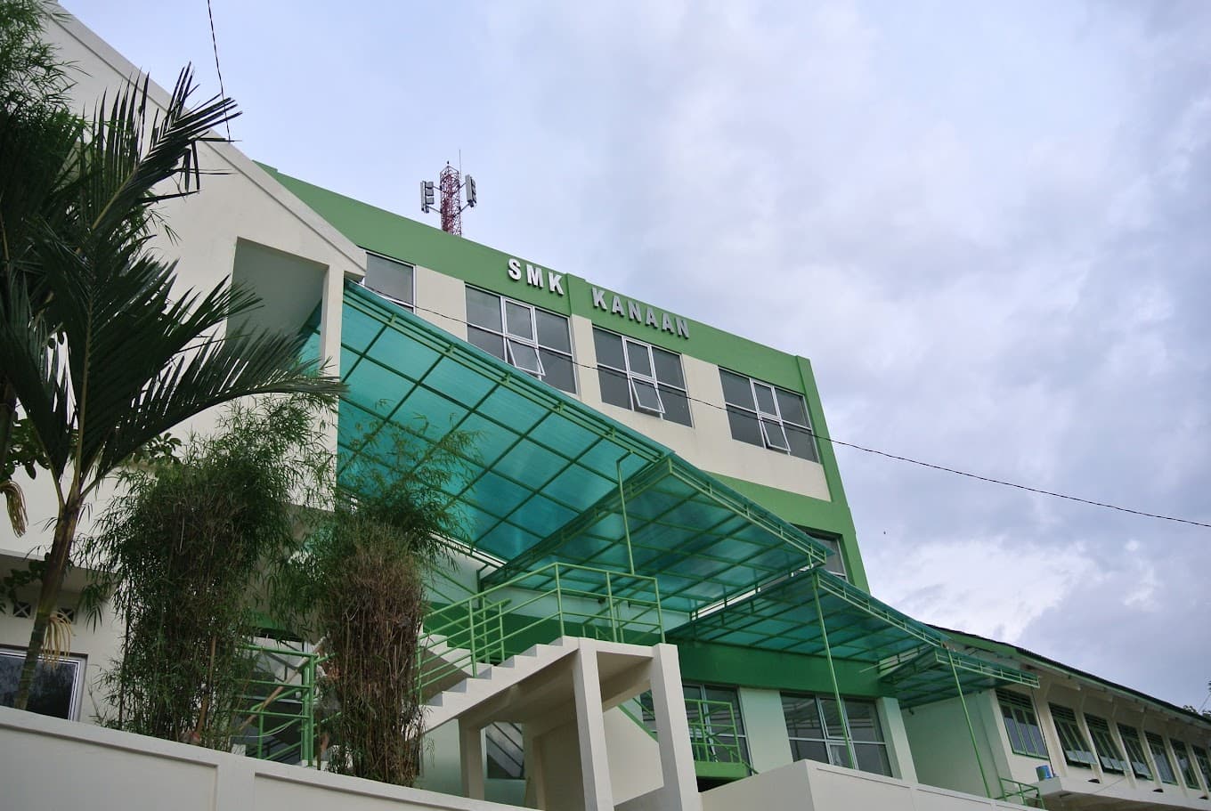 SMK Kanaan Ungaran Bersama Toploker.com Sukses Menggelar Pengantaran X-Banner: Mendorong Kreativitas dan Kolaborasi di Dunia Pendidikan