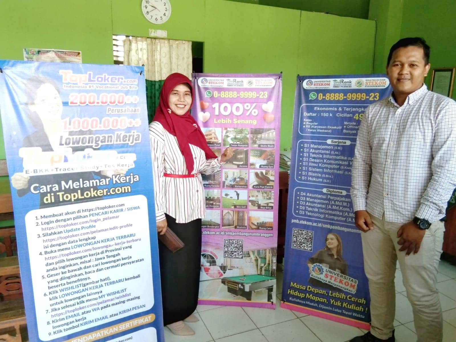 Pemasangan Xbanner Universitas STEKOM Bersama TopLoker.com Meriahkan SMK Pembangunan Mranggen: Memperluas Wawasan Karier Siswa