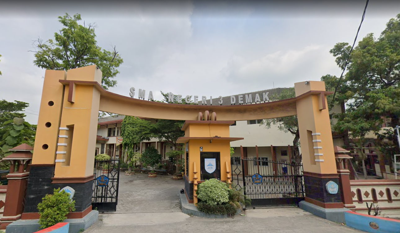 Universitas STEKOM Semarang Menginspirasi Siswa-siswi SMAN 3 Demak Melalui Pemasangan XBanner: Membangun Jembatan Pendidikan yang Kuat