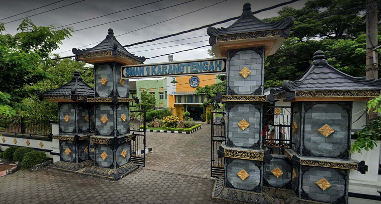 TopLoker.com & Univ. STEKOM Beri XBanner di SMAN 1 Karangtengah: Meriahkan Pameran Pendidikan