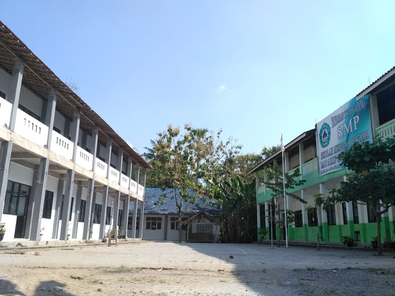Universitas STEKOM Semarang dan Toploker.com Bersinergi dalam Pemasangan XBanner di SMK Maarif Kyai Gading untuk Sosialisasi Karier