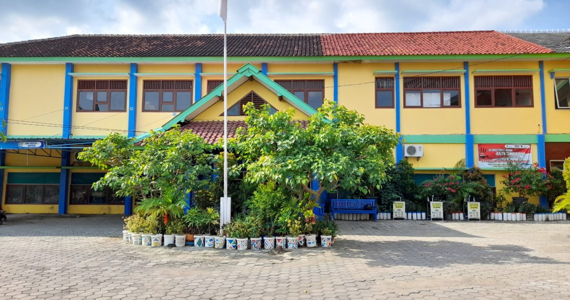 TopLoker.com dan Universitas STEKOM Semarang Terangi Jalan Menuju Masa Depan di SMAN 1 Sayung Melalui Pembagian XBanner: Pintu Gerbang Karier yang Terbuka Luas