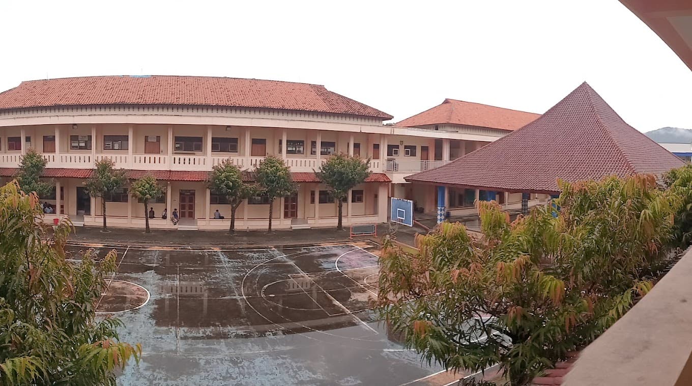 Toploker.com Mendukung Pengantaran Xbanner ke SMK Muhammadiyah 3 Weleri: Kemitraan dalam Membangun Kesadaran Karier Siswa