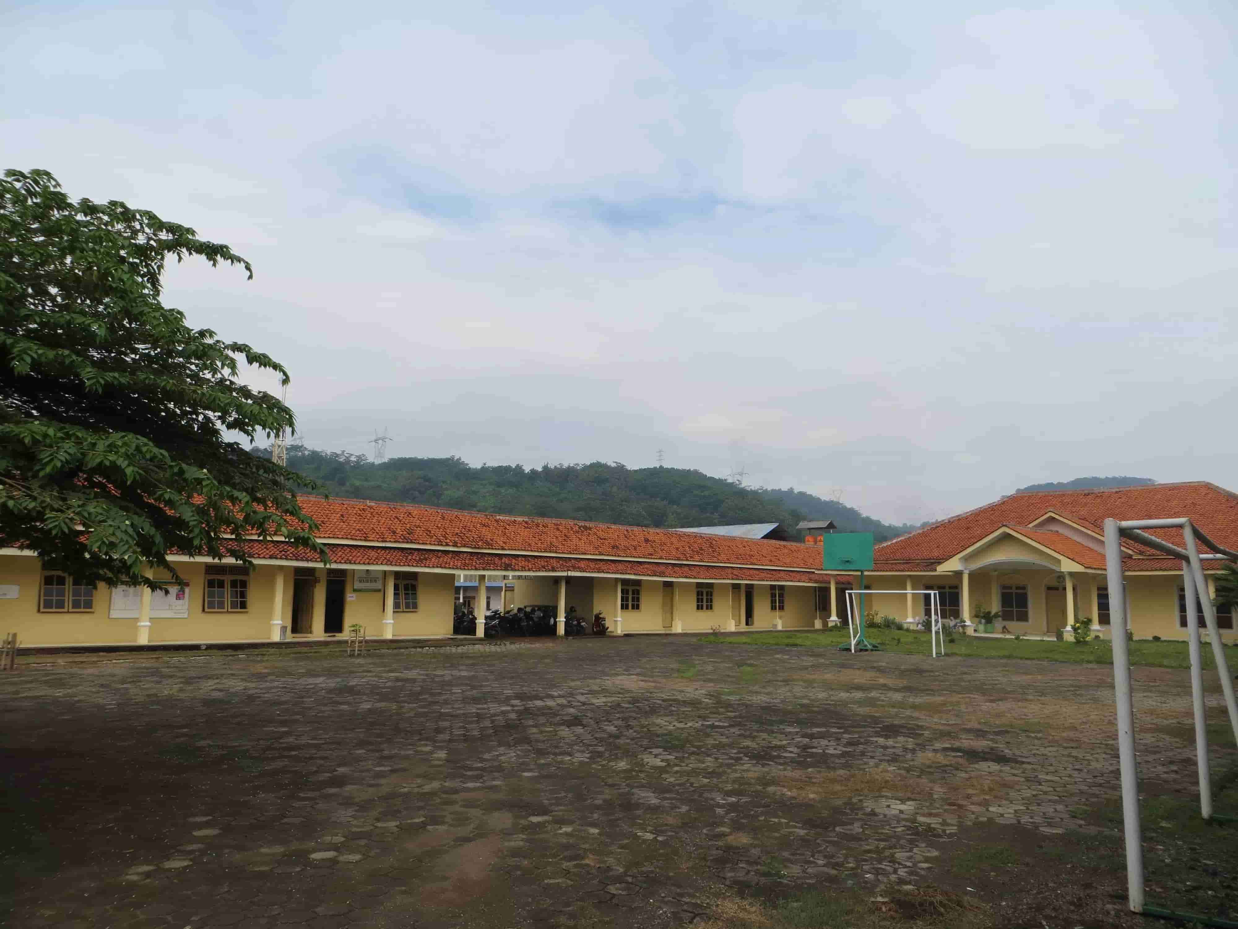 Toploker.com dan SMK Sekar Bumi Nusantara Bersatu dalam Pengantaran Xbanner dan Poster: Membangun Kesadaran Karier Siswa