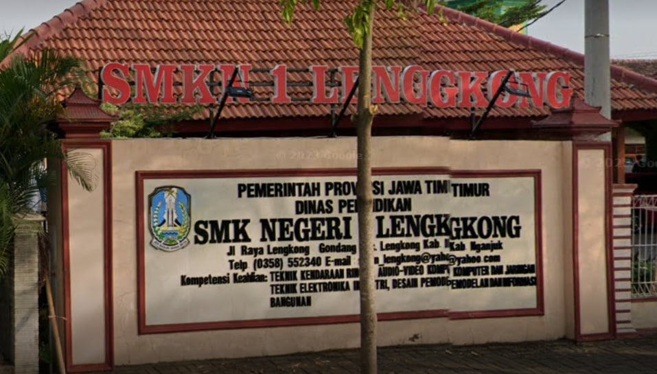 Toploker.com dan SMKN 1 Lengkong Nganjuk: Kolaborasi dalam Pengantaran MMT & X Banner untuk Meningkatkan Kesadaran Karier Siswa