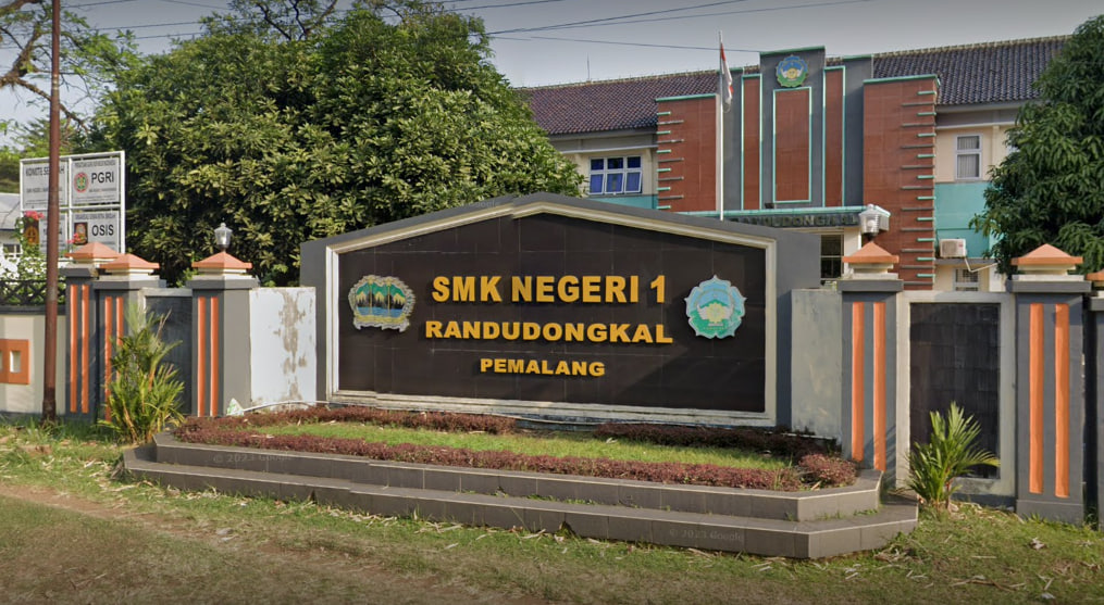Toploker.com Bersama Universitas STEKOM Memasang XBanner di SMKN 1 Randudongkal untuk Mengedukasi Siswa tentang Peluang Karier