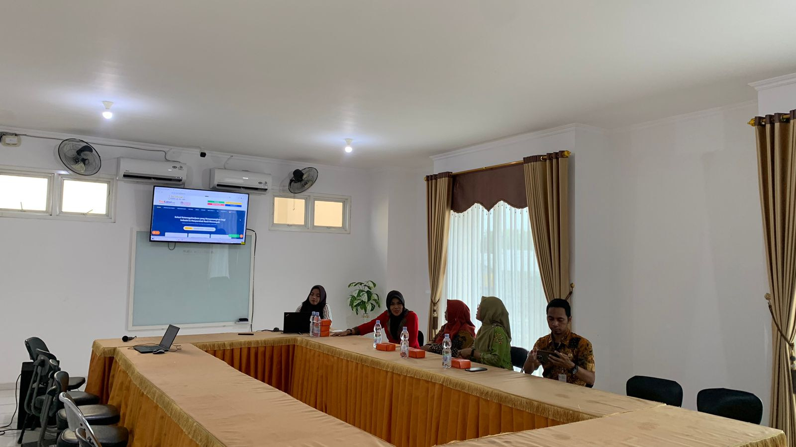 Kolaborasi Inovatif: BKK SMKN 3 Surakarta Kunjungi STIE STEKOM untuk Belajar Pengelolaan E-BKK Menggunakan TopLoker.com