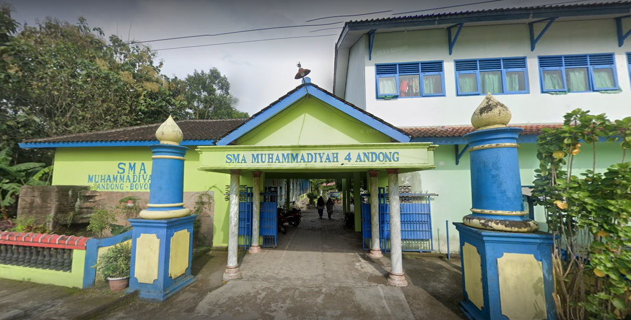 Universitas STEKOM dan TopLoker.com Menginspirasi Siswa SMK Muhammadiyah 4 Andong melalui Pemasangan X Banner dan Poster