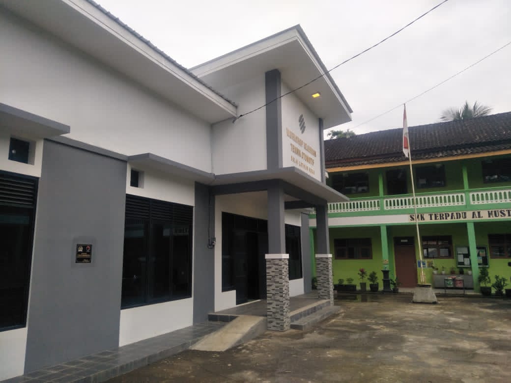 SMK Al Mustaqim Susukan Gandeng Toploker.com untuk Pemasangan Berbagai Promosi: X Baner, Poster, dan MMT
