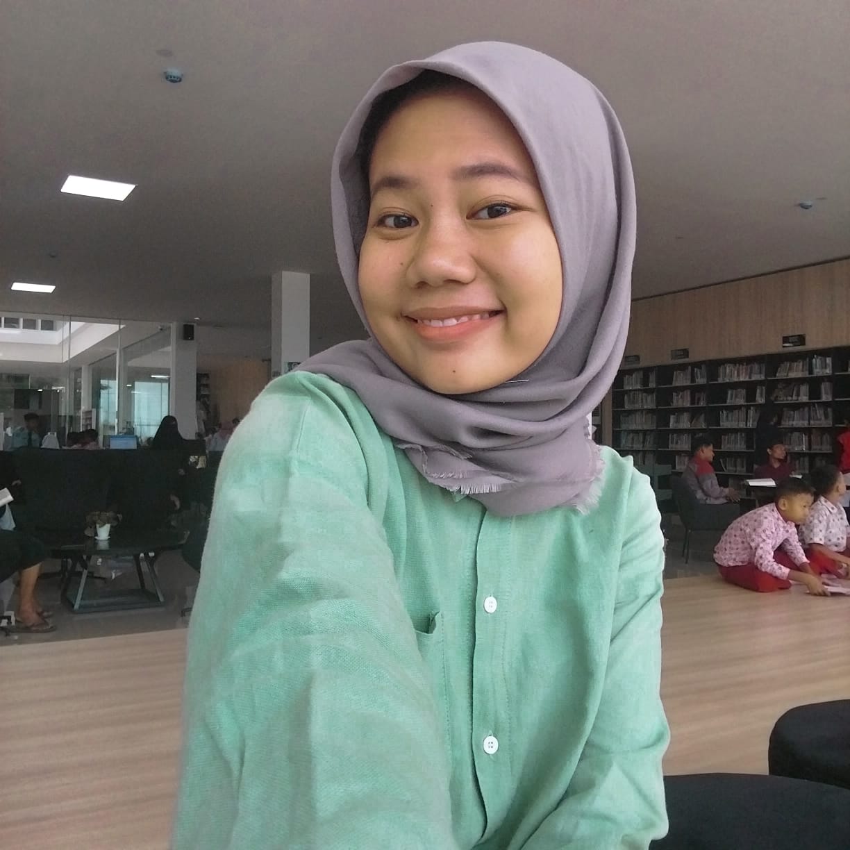 Anak Kuliahan Tapi Juga Karyawan 
