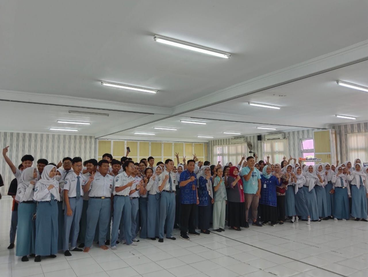 Hari Kedua Penuh Antusiasme, Sosialisasi TopLoker.com di SMKN 8 Semarang Terus Berlanjut