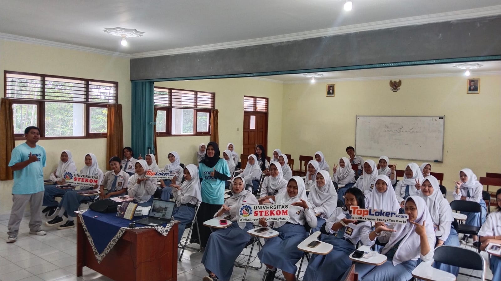 Antusiasme Mahasiswa SMK Nusa Persada Salatiga Melejit saat Sosialisasi Universitas STEKOM & TopLoker.com!