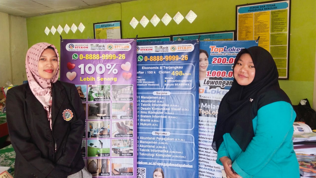 TopLoker.com Membawa Semangat Baru ke SMK Gajah Mada Pabelan dengan Pengantaran MMT, Poster, dan X-Banner 