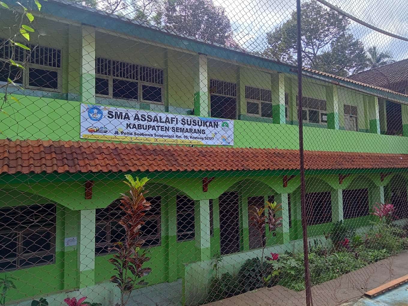 Merajut Edukasi: Universitas STEKOM dan SMA Assalafi Susukan Bersatu Lewat Pemasangan X Banner, MMT, dan Poster