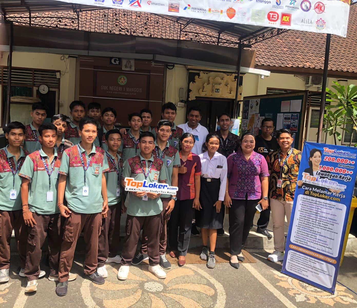 Perjalanan Gemilang: Siswa SMKN 1 Manggis Prov Bali Jadi 'Penggerak Karier' di Job Fair dengan Stand TopLoker.Com!