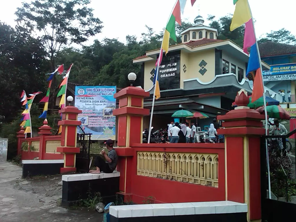 TopLoker.com Sukses Antar Banner, MMT, dan Poster di SMK Islam Sudirman Grabag