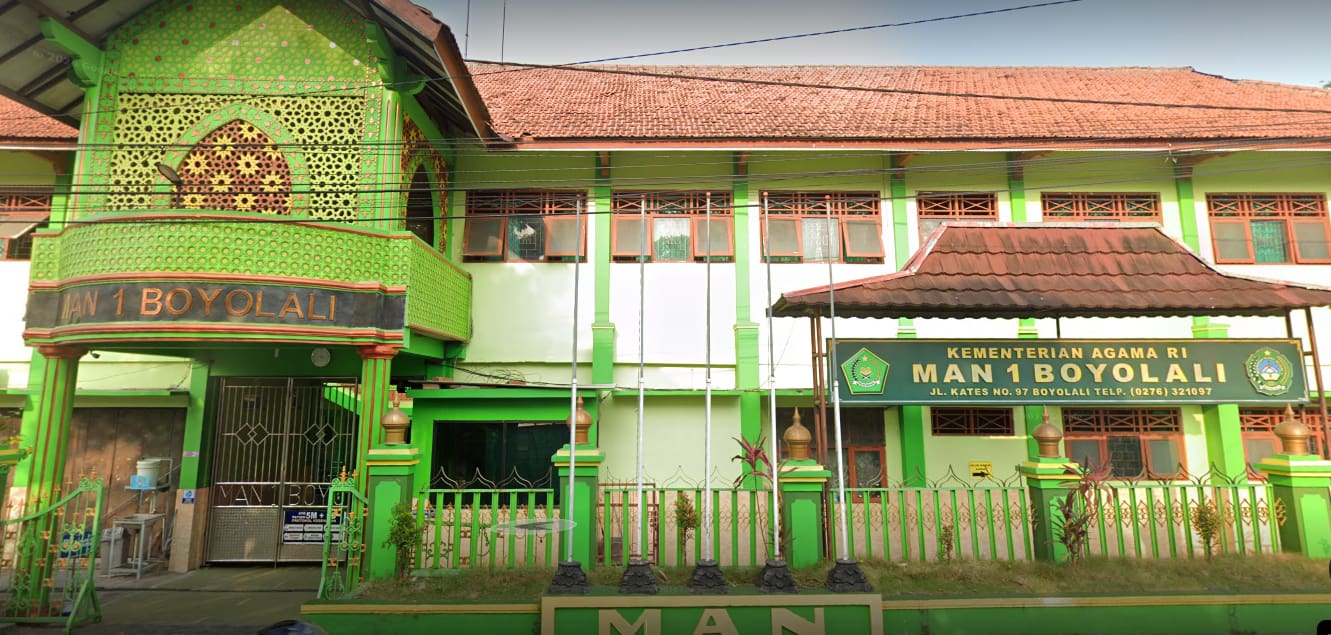 Universitas STEKOM Tebar Semangat Literasi dan Edukasi di MAN 1 Boyolali: MMT, X Banner, dan Poster Hiasi Sekolah