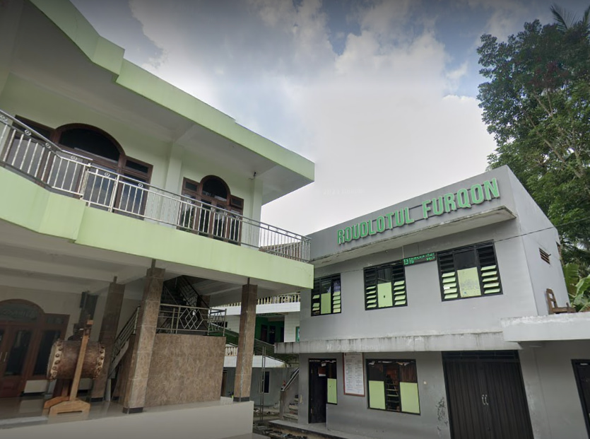 Universitas STEKOM dan TopLoker.com Beri Semangat Masa Depan Melalui Pemasangan MMT, Poster, dan X Banner di MA Roudhotul Furqon Banyubiru