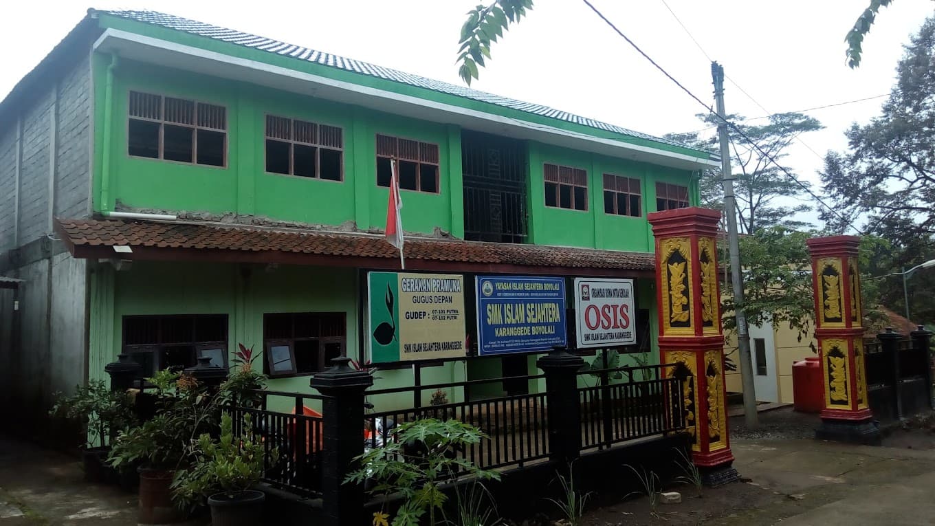 Toploker.com Antarkan MMT, Poster, dan X Banner ke SMK Islam Sejahtera Karanggede: Tingkatkan Kesadaran Karier Siswa
