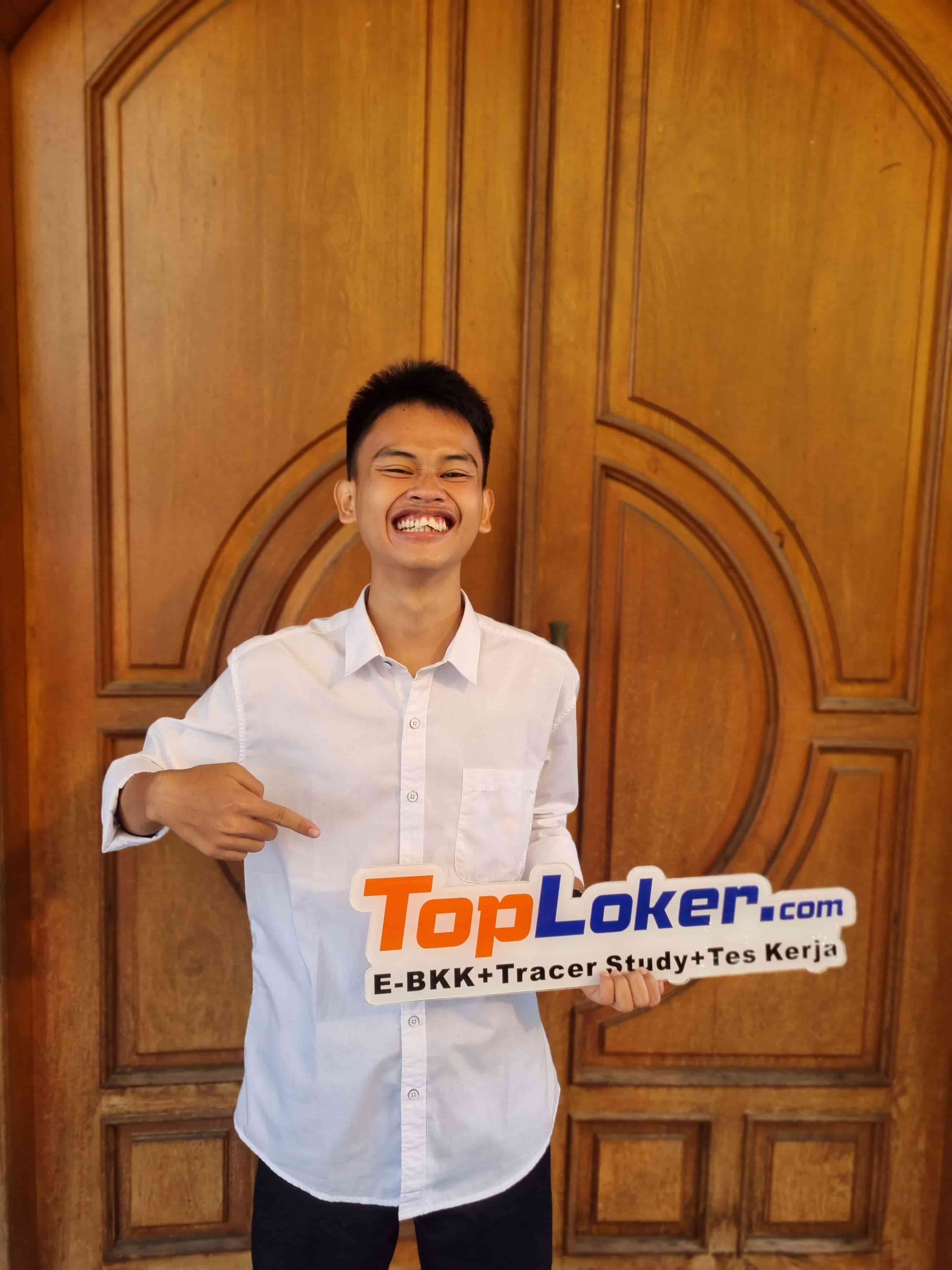 Sukses dalam Program Link and Match 8+i SMKN 4 Pekalongan: M. Syifa Ibadilah Raih Beasiswa dari Toploker.com dan Melanjutkan Studi di Universitas STEKOM