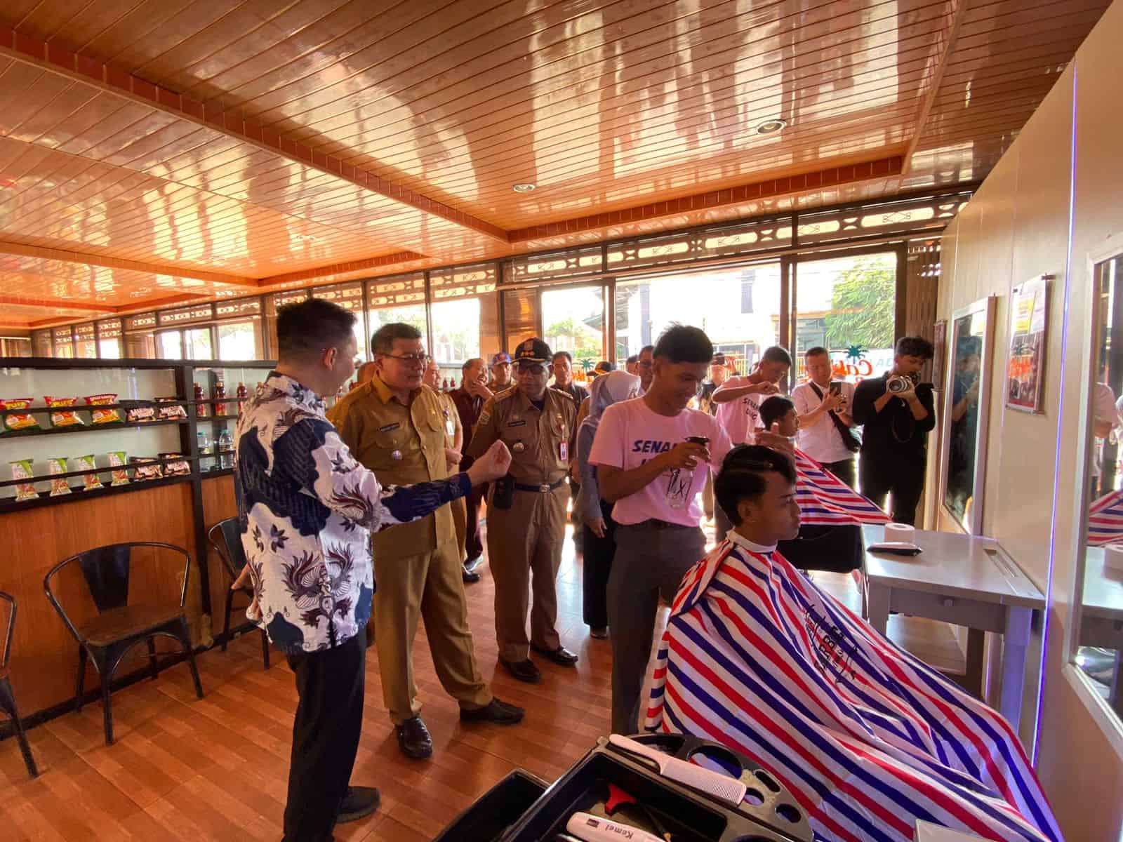 Grand Opening Barbershop Cakeep.in Binaan Universitas STEKOM di SMK Bina Bangsa Dampit Malang: Kolaborasi dengan Toploker.com Dihadiri Wakil Bupati Malang dan Pejabat Terhormat
