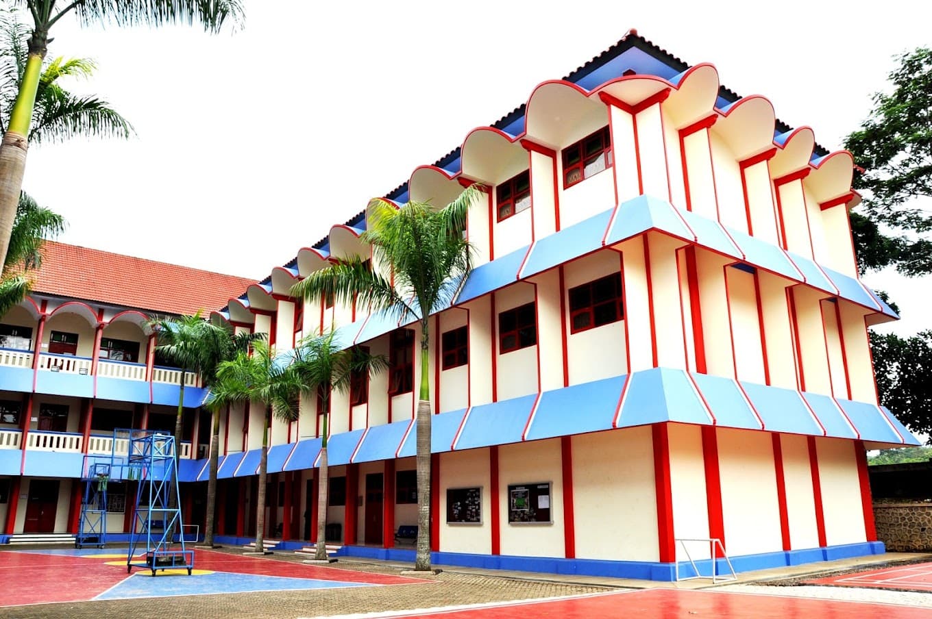 Toploker.com Gelar Kunjungan Persahabatan dan Tawarkan Kolaborasi Konten di SMA SEMESTA Semarang