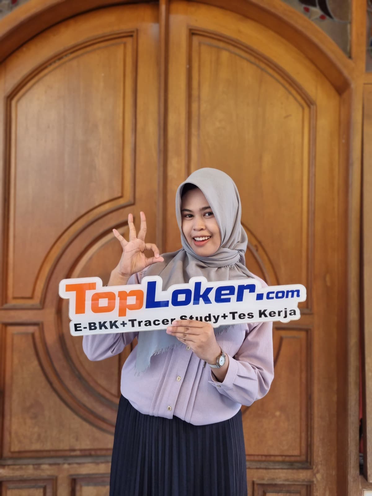 Prestasi Gemilang SMKN 1 Pemalang: Yunike Safitri Raih Beasiswa dari Toploker.com untuk Melanjutkan Studi di Universitas STEKOM