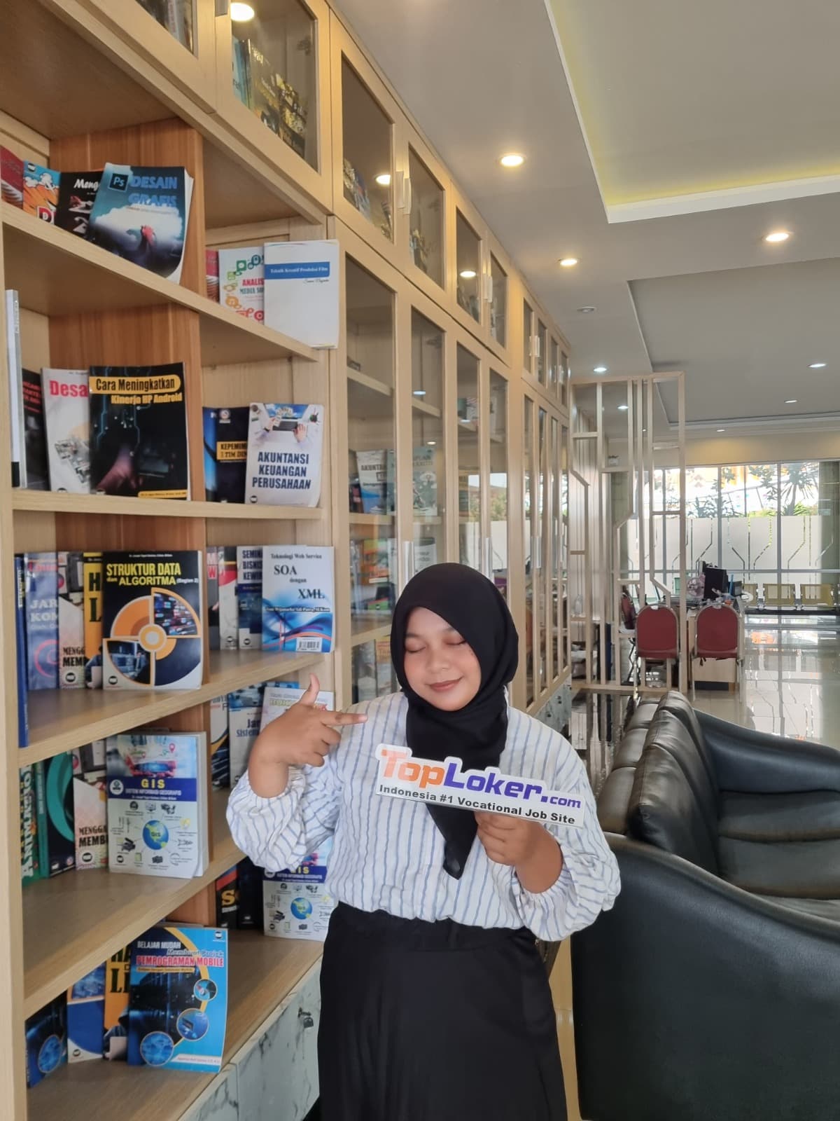 Prestasi Gemilang SMKN 2 Purwodadi: Mutya Fatika Sari Raih Beasiswa Toploker.com