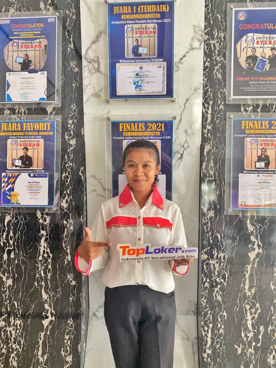 Keberhasilan Program Link and Match 8+i di SMKN 2 SOE: Yumi Nofita Lenamah Raih Beasiswa dari Toploker.com
