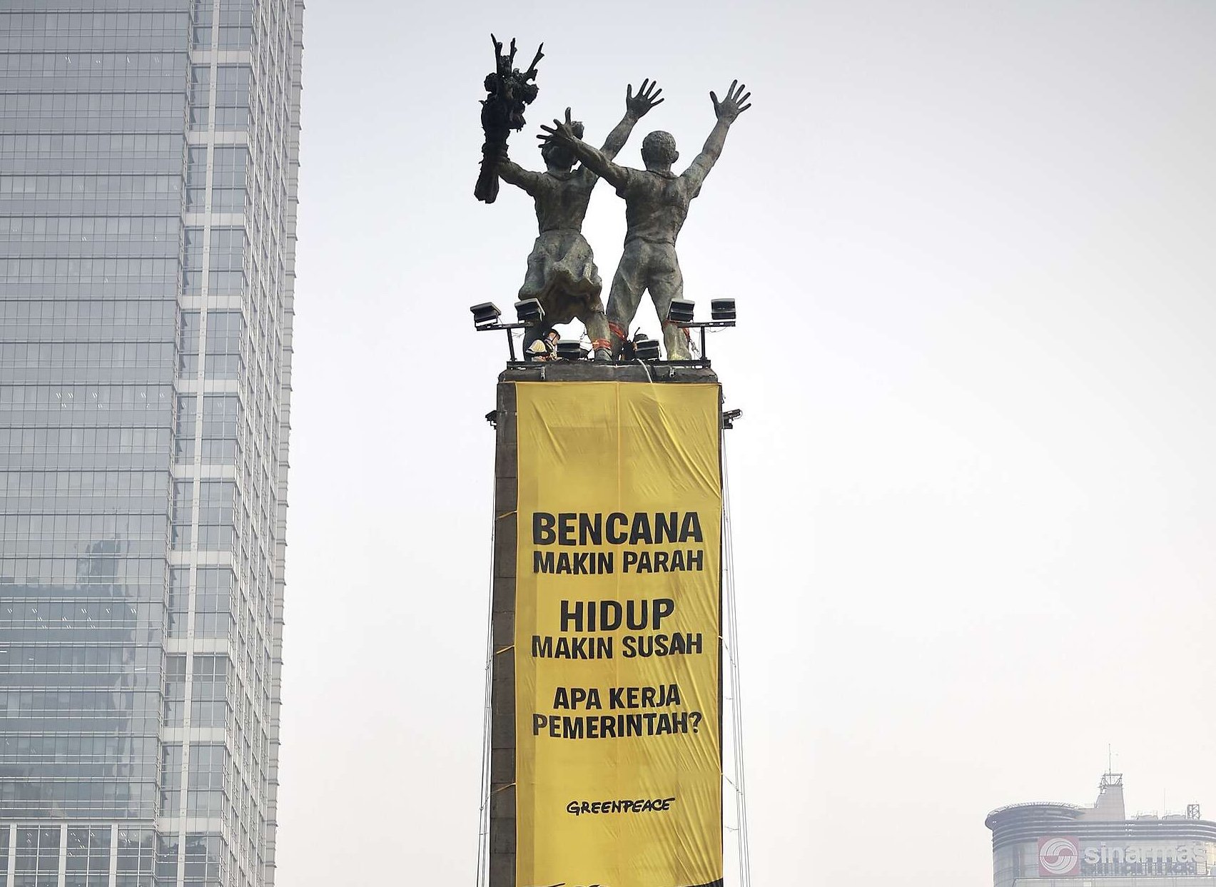Greenpeace Pasang Spanduk di Patung Bundaran HI, Soroti Krisis Iklim dan Biaya Hidup