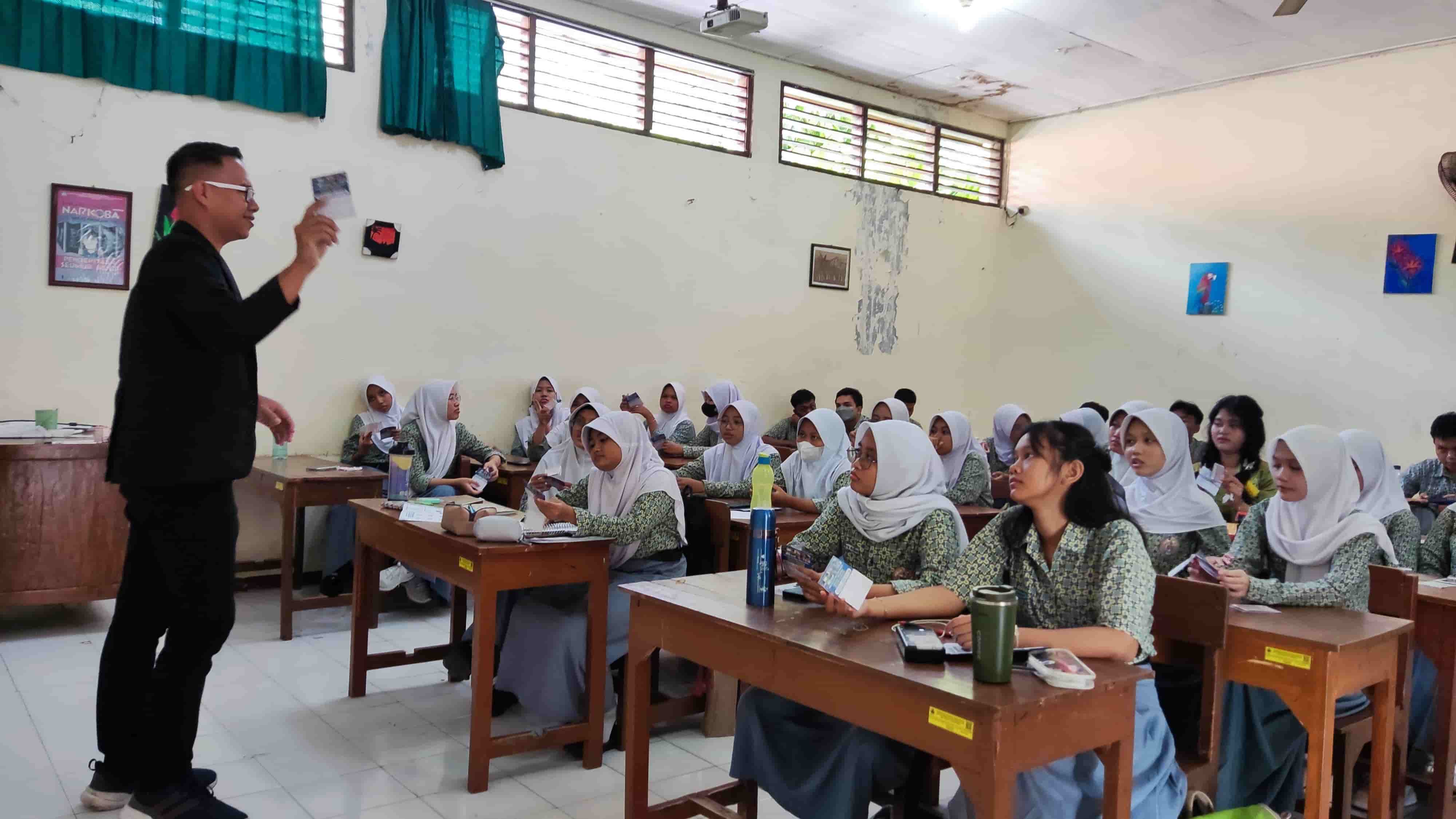 Sosialisasi PMB Univ. STEKOM di SMAN 11 Semarang Bersama Toploker.com