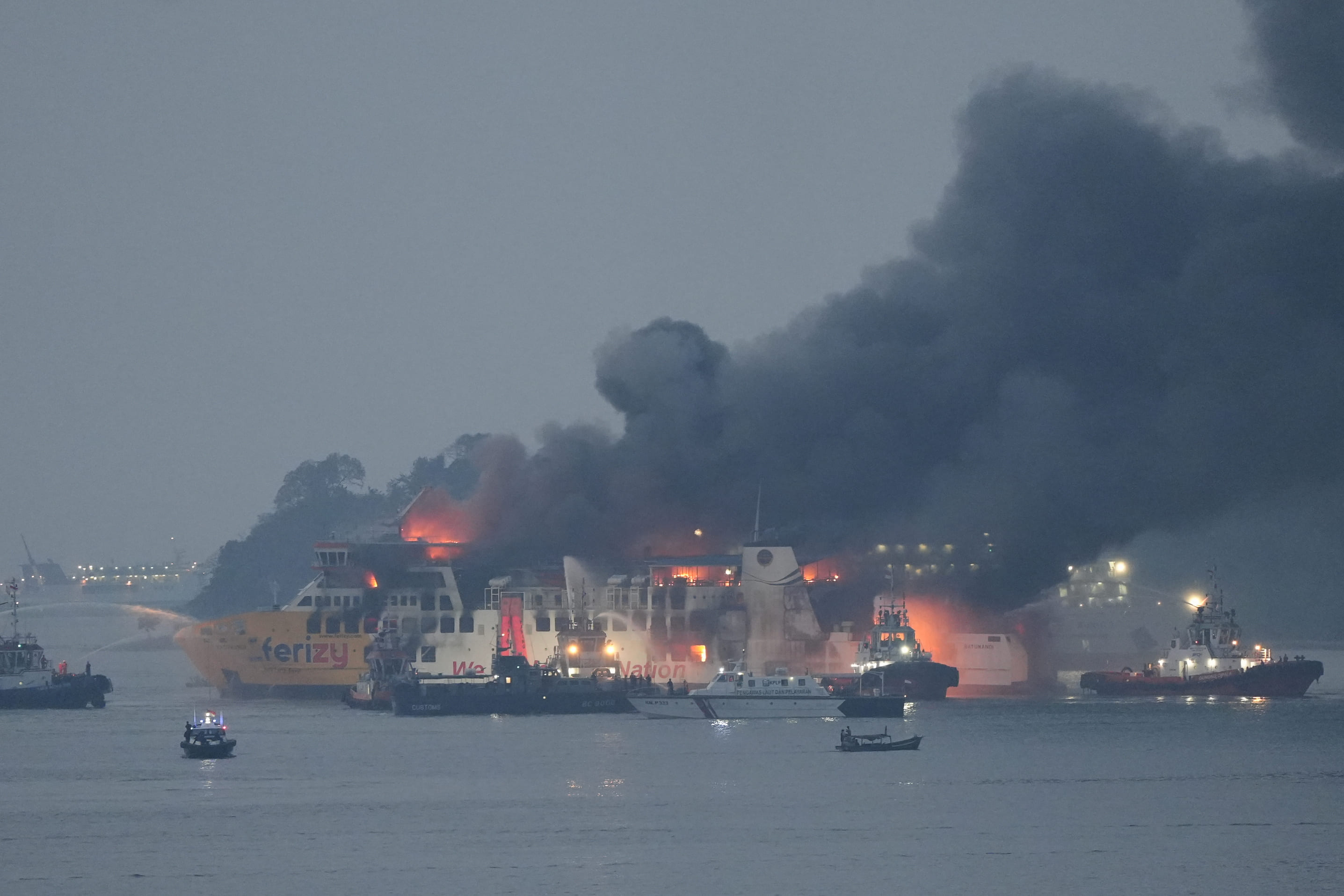 KMP Batumandi Terbakar di Merak, 420 Penumpang Dievakuasi