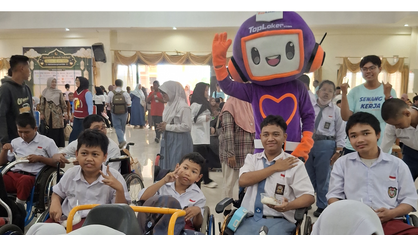 PT Funworld Prima Tebar Kebahagiaan dan Semangat Inklusi Bersama Anak-Anak SLB Semarang pada Syukuran Idul Adha yang Diselenggarakan Universitas STEKOM bersama SLB Semarang dan Toploker.com