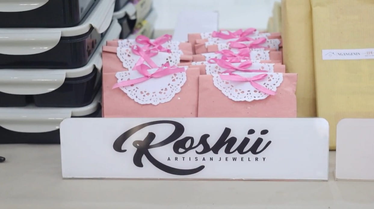 Roshi Artisan Jewellery Dukung Industri Ramah Inklusi Universitas STEKOM, Hadirkan Kebahagiaan bagi Ratusan Siswa Disabilitas