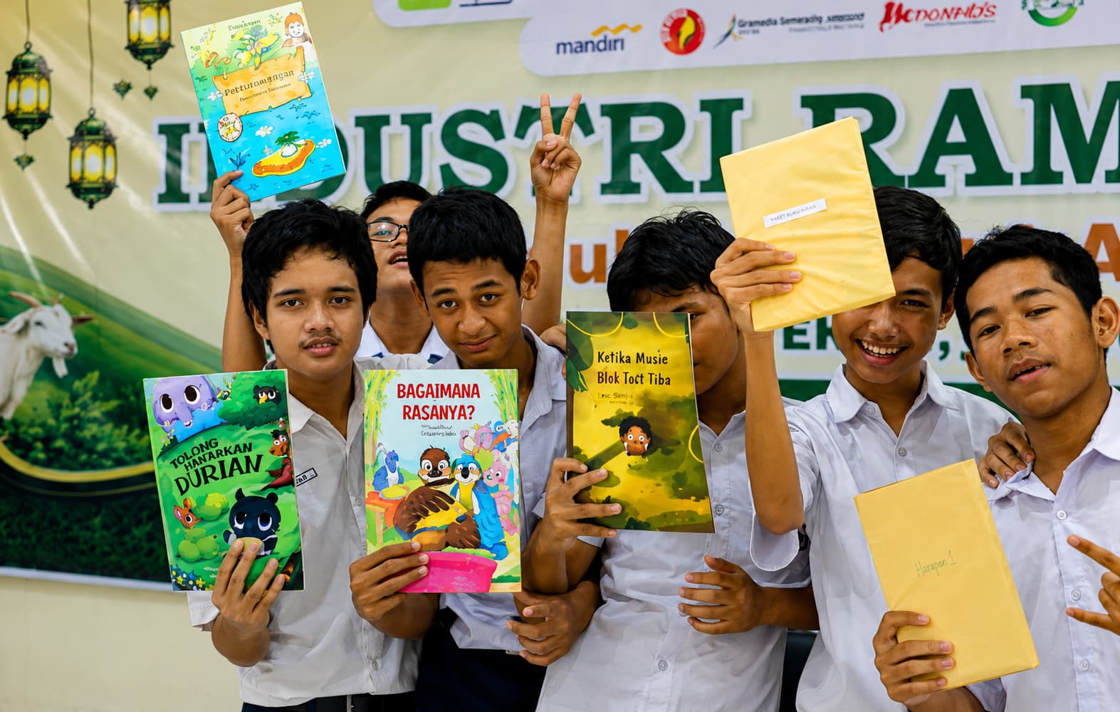 Kolaborasi Universitas STEKOM dan FORKESI Warnai Perayaan Idul Adha di SLBN Semarang