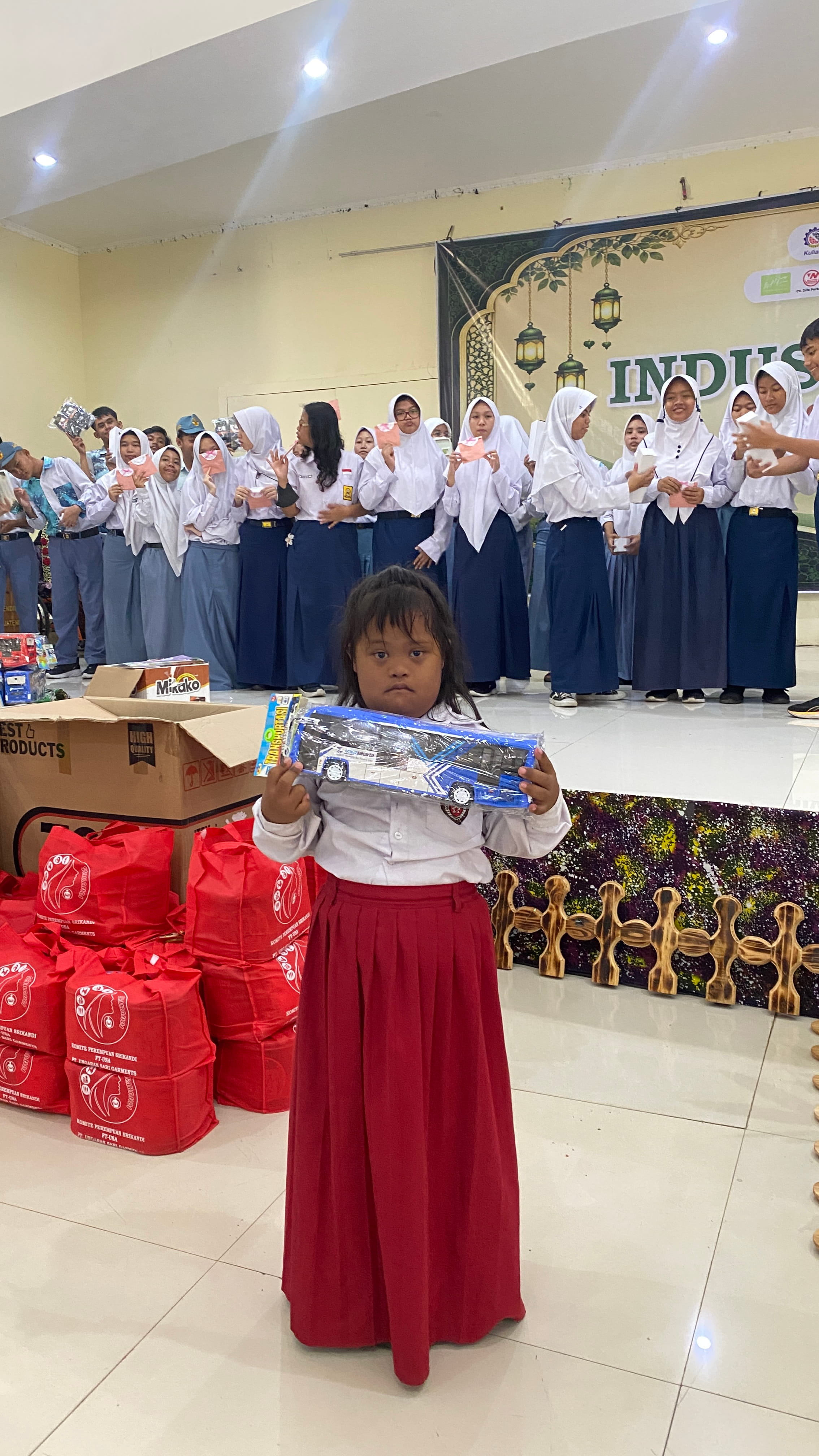 PT Jaya Setya Plastik Berbagi Keceriaan dalam Kegiatan Industri Ramah Inklusi Universitas STEKOM bagi Ratusan Siswa Disabilitas