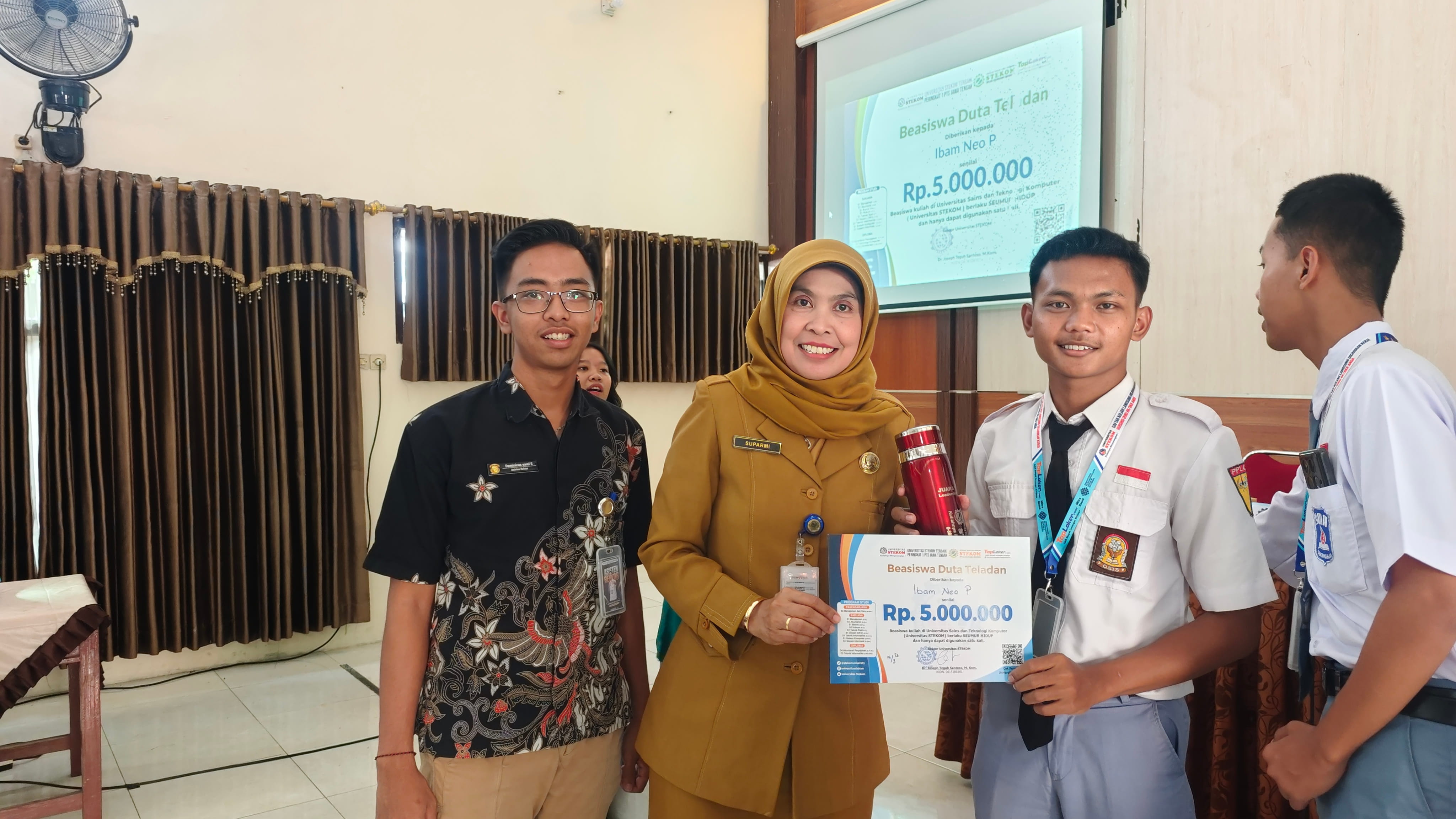 Siswa SMK IPTEK Weru Sukoharjo, Ibam Neo Pangestu, Mendapatkan Beasiswa Pendidikan dari Universitas STEKOM