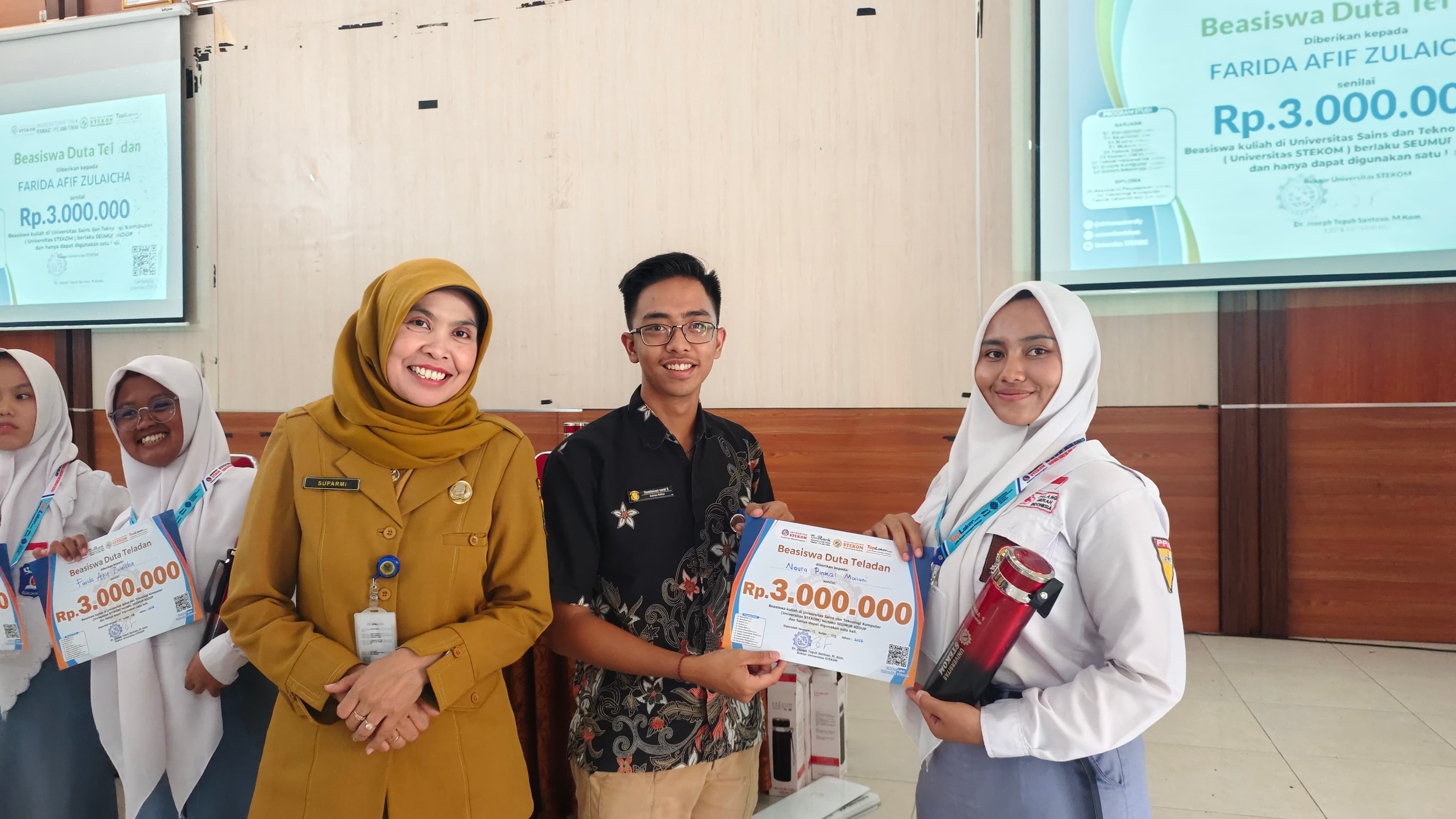Siswa SMK IPTEK Weru Sukoharjo, Naura Pinkqi Mailani, Mendapatkan Beasiswa Pendidikan dari Universitas STEKOM