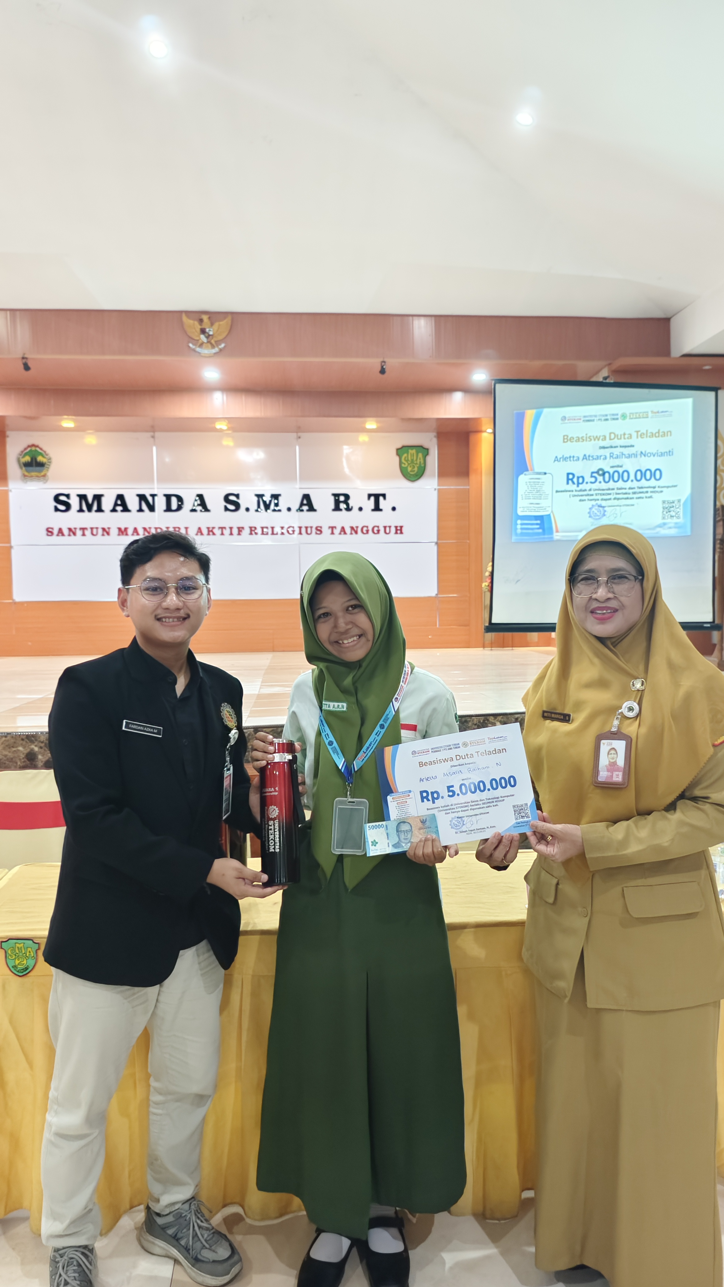 Siswa SMA Negeri 1 Gemolong, Arletta Atsara Raihani Novianti, Mendapatkan Beasiswa Pendidikan dari Universitas STEKOM
