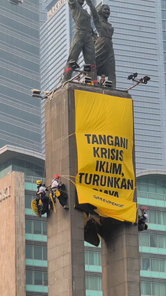 Greenpeace Pasang Spanduk di Patung Bundaran HI, Soroti Krisis Iklim dan Biaya Hidup