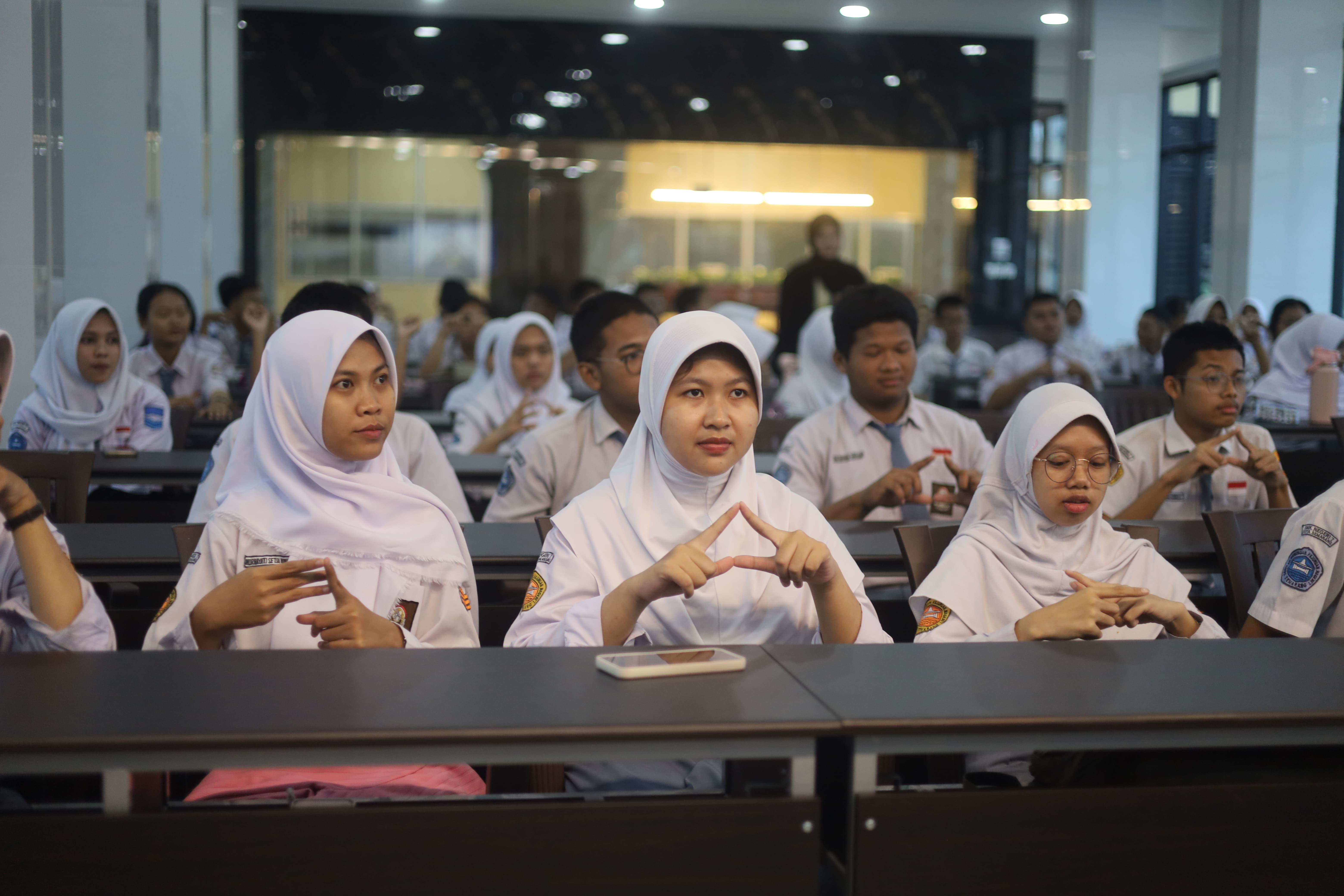 Pelatihan Bahasa Isyarat Paling Diminati dalam Program Peningkatan Kompetensi Siswa SMKN 7 Semarang di Universitas STEKOM