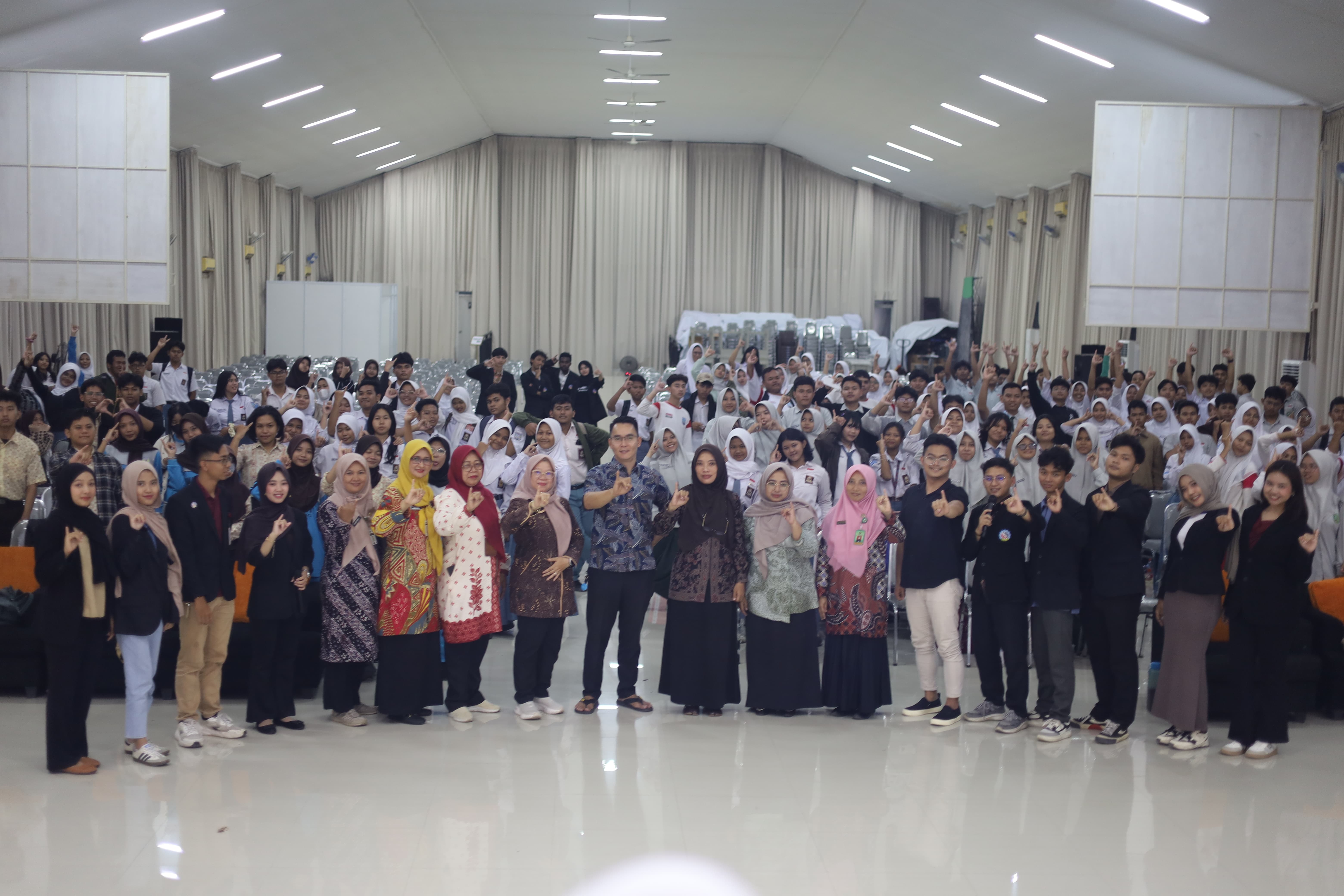 Tiga Peserta Terbaik Kelas Bahasa Isyarat Universitas STEKOM Raih Penghargaan, Jadi Inspirasi Semangat Inklusi