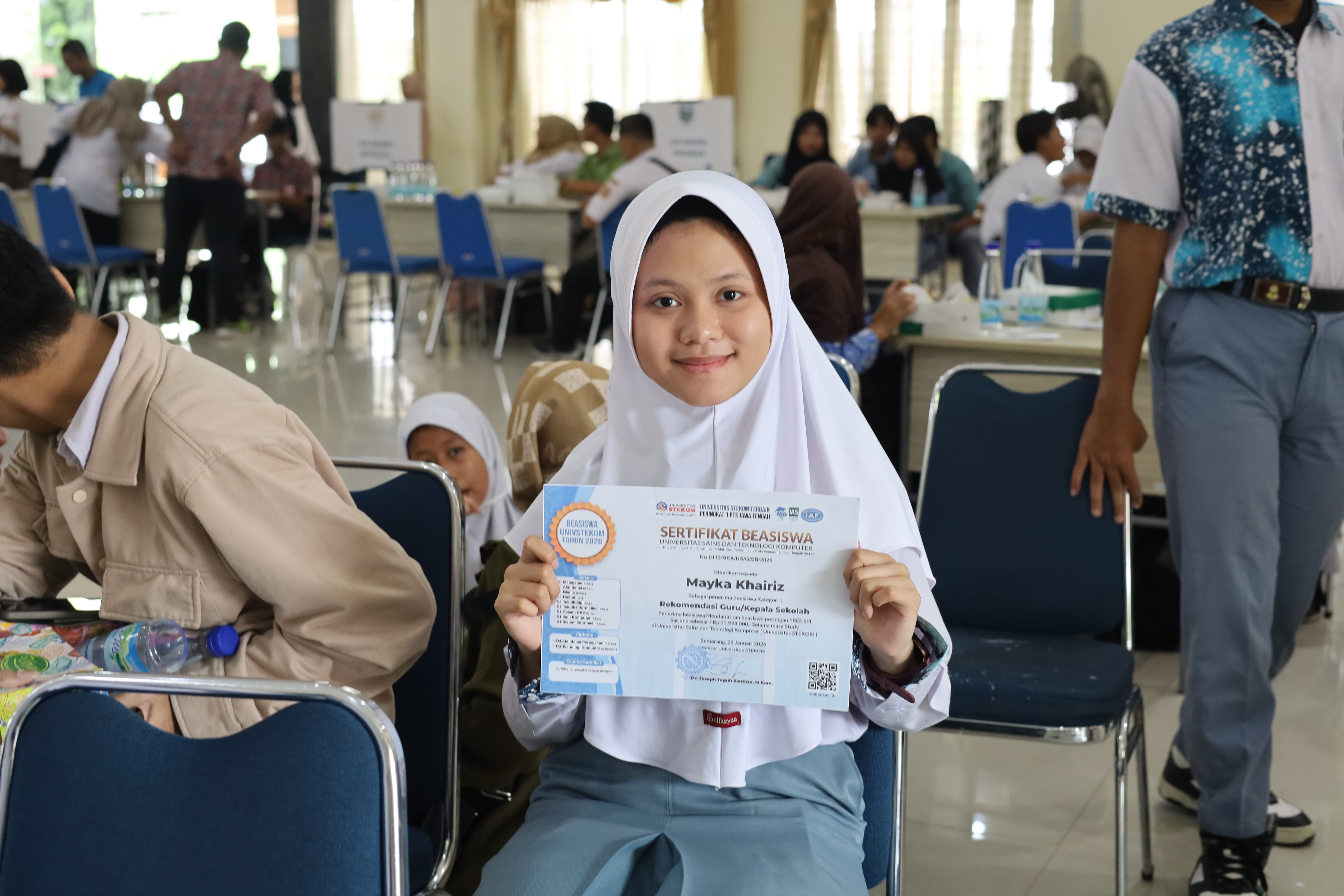 Universitas STEKOM Serahkan Beasiswa Pendidikan kepada Siswa Disabilitas Tunarungu SLB Negeri Semarang