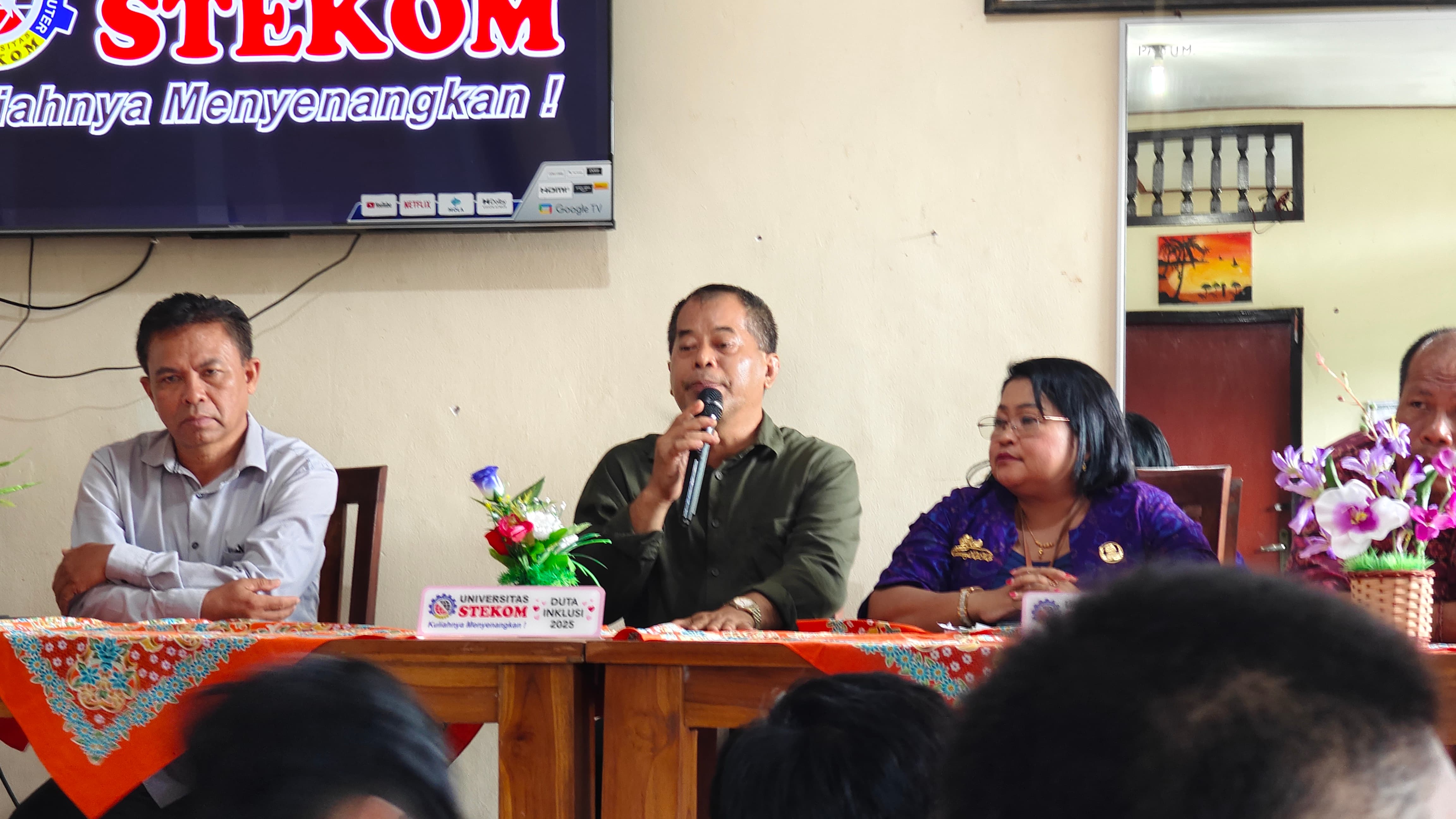 Kabid PK dan PLK Disdikpora Provinsi Bali Tinjau Langsung Program Inklusi Universitas STEKOM di SLB Negeri Karangasem