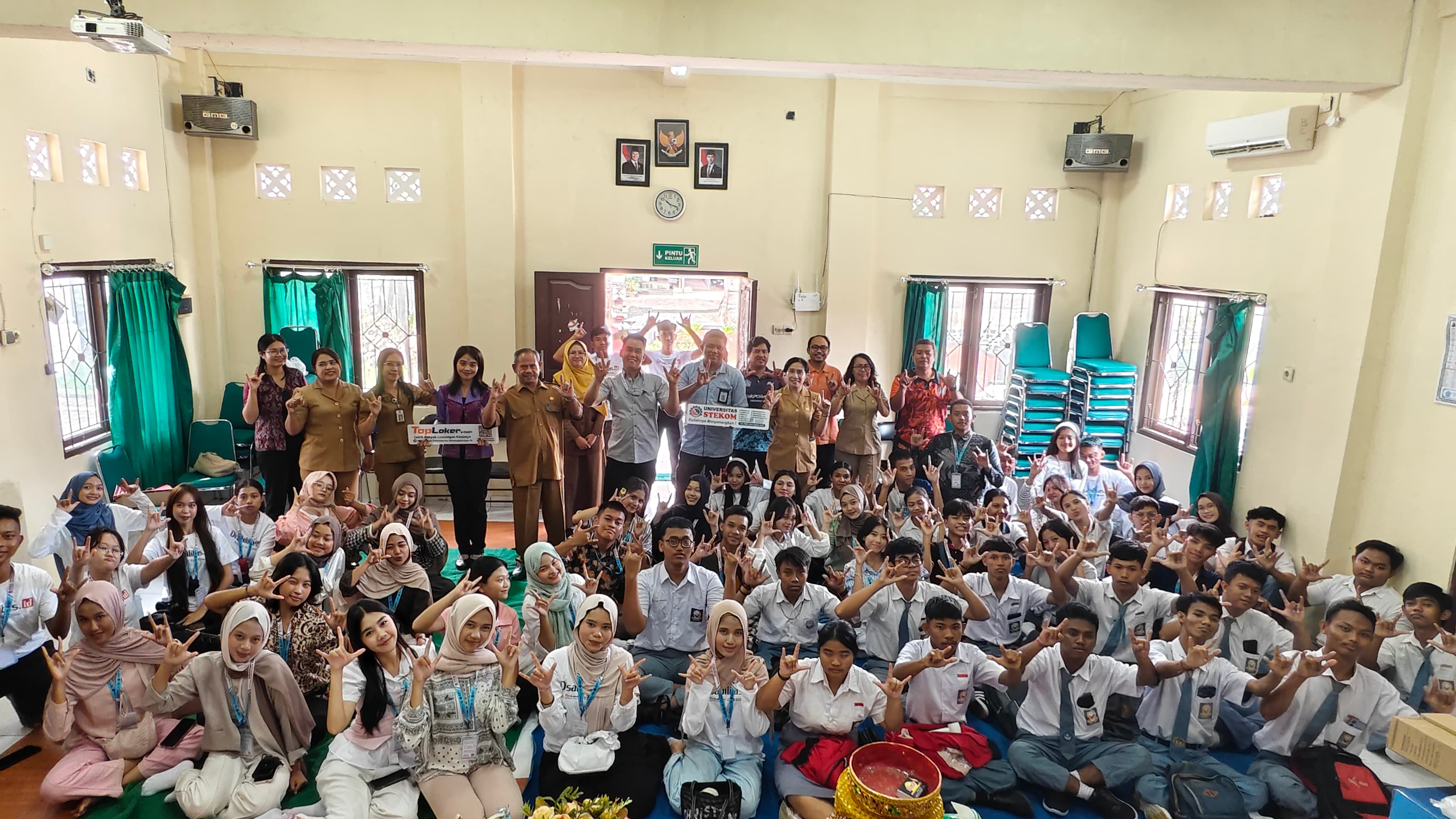 Bangun Kedekatan dan Kesiapan Kerja, Universitas STEKOM Hadirkan Program Kakak Asuh dan Duta Inklusi di SLB Negeri 1&2 Buleleng