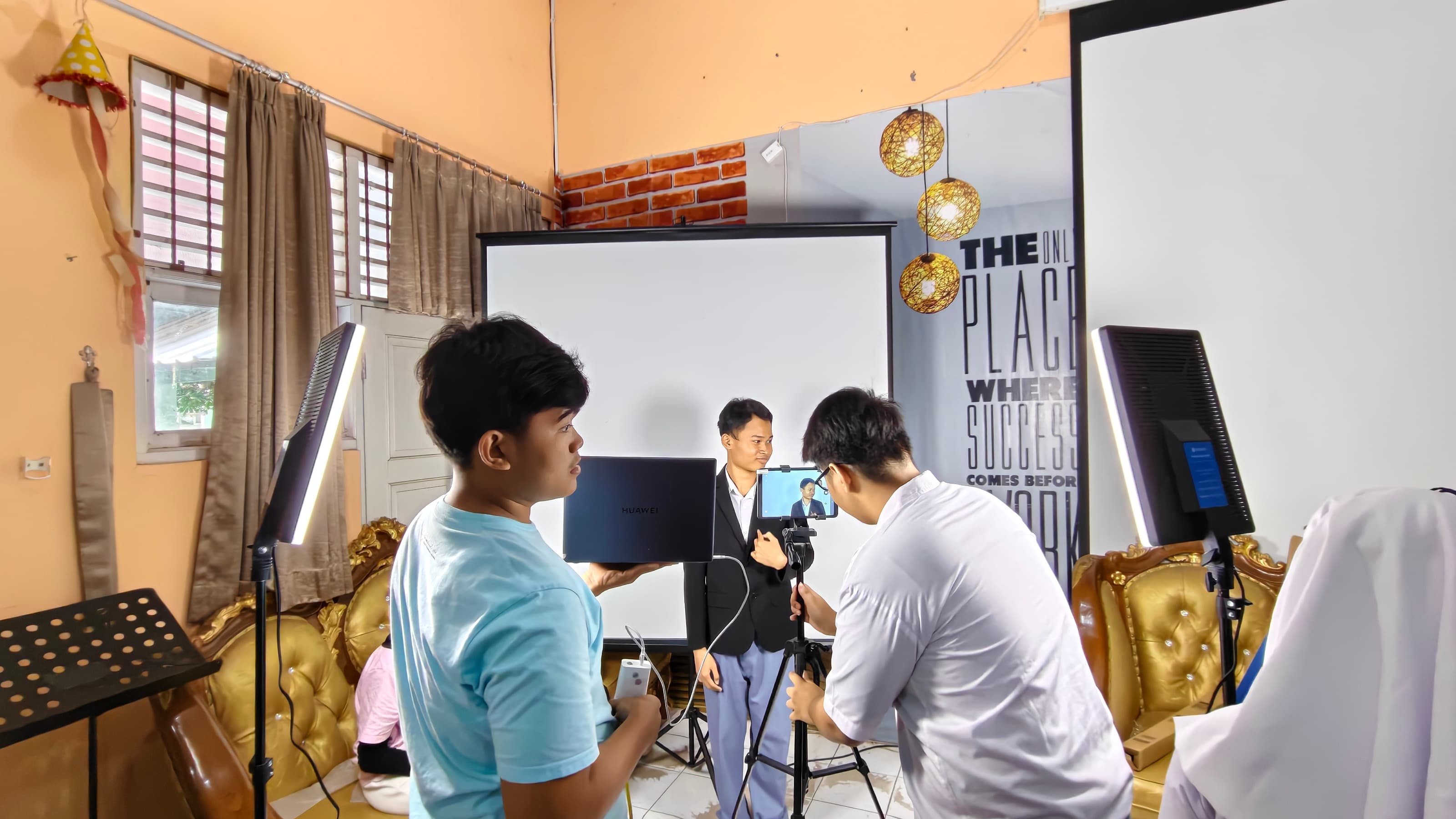 Universitas STEKOM Berikan Pelatihan dan Pembuatan CV bagi Siswa SLB Negeri Semarang