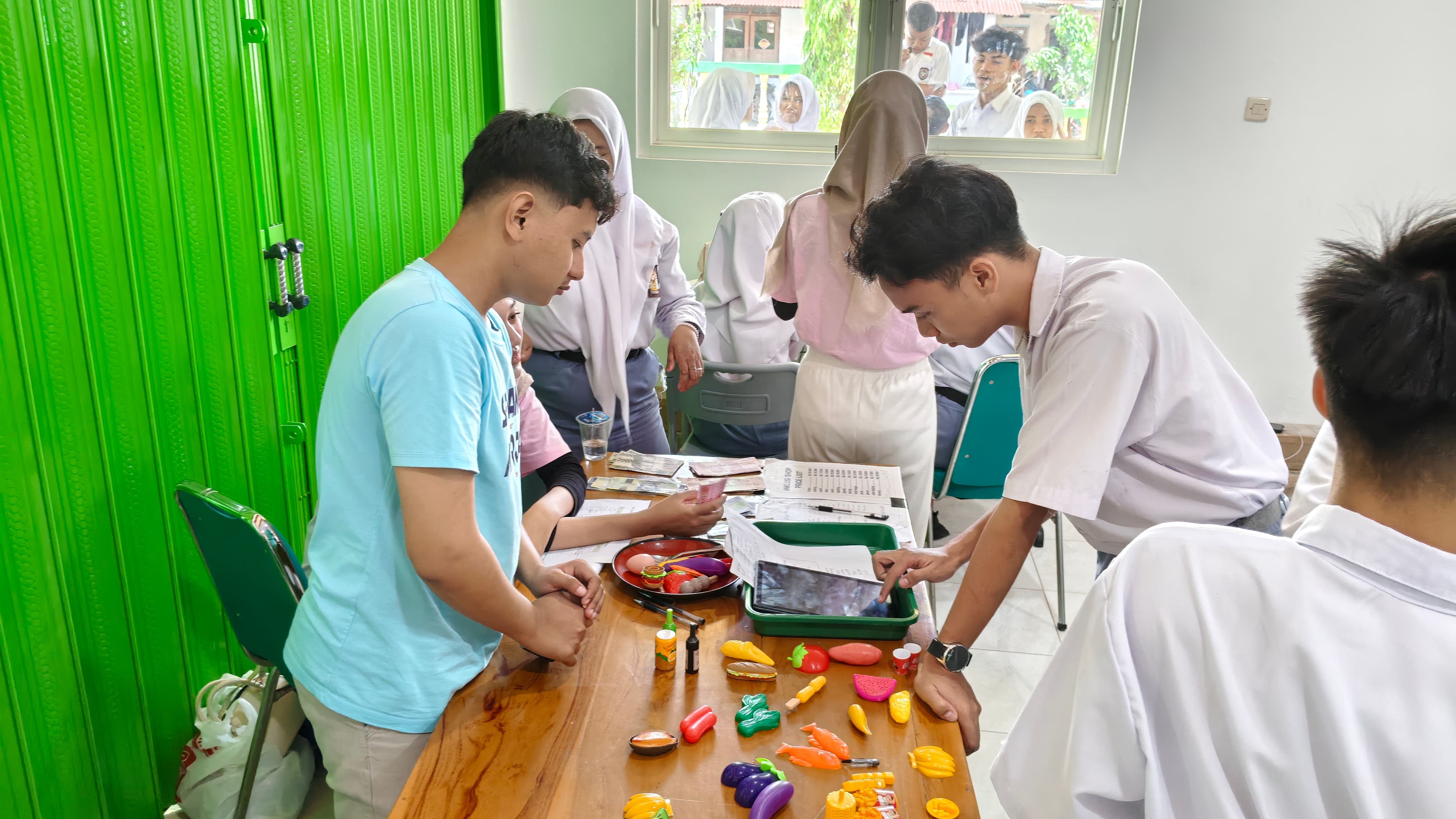 Pelatihan Jualan dan Tes Warna untuk Siswa Disabilitas SLB Negeri Boyolali,Upaya Universitas Stekom Siapkan Kompetensi Kerja